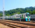 Die Lokaltriebwagen Serie JR Shikoku 1500 sind in Tokushima im Nordosten der Insel beheimatet.