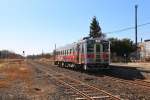 Die Hanasaki-Linie in Ost-Hokkaidô: Triebwagen KIHA 54 522  Lupin der Dritte  unter dem stahlblauen Himmel von Ost-Hokkaidô, Chanai, 26.Oktober 2015.