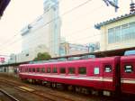 KIHA 58 / KIHA 28: Der 1-motorige Wagen KIHA 28 2346 vor der Kulisse des Hotels am Bahnhof der kleinen Toyama Lokalbahn, 1.März 2010. 