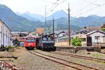 Die beiden Siemens-Schuckert/MAN-Lokomotiven von 1924 der Jôshin-Bahn an der Endstation Shimo Nita, umgeben von Regelzügen.
