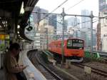 Serie 201: Einer der letzten Züge dieser Serie, die gegenwärtig ersetzt wird. Solche orangen Züge prägten den S-Bahn-Verkehr in West-Tokyo seit 1957/58. Die Reihe 201 wurde 1981-1985 (Prototyp 1979) gebaut, total 1018 Wagen. Tokyo-Iidabashi, 14.April 2008. CHÛÔ-LINIE