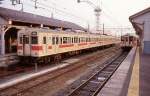 Serie 105 (4-türig): Zwei viertürige Wagen in Gojô, in den Bergen der Kii-Halbinsel südlich von Osaka. Vorne der Steuerwagen KUHA 105-6; Originalgestalt wie noch zur Zeit seines Einsatzes in Tokyo. Rechts im Hintergrund steht ein Steuerwagen mit  aufgepfropftem  Führerstand (ein ehemaliger motorisierter Zwischenwagen). 28.April 2008. 