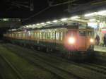 115 Series Zug am 09.11.2010 im Bahnhof von Miyajima-guchi (Miyajima Hafen) von wo aus man mit der Fhre die  heilige Insel Miyajima  erreichen kann sowie Anschluss an die Strassenbahn hat. Dieser Zug auf der Sanyo Linie fhrt als Local nach Tokuyamaline. Die Zge der Series 115 werden nach und nach durch die neuen 211 Series oder 231 Series ersetzt.