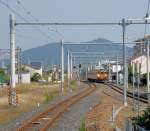 Serie 115 des zentraljapanischen Hochlands: Dem östlichen Fuss des zentraljapanischen Gebirges entlang führt die Ryômô-Linie; Aufnahme in Sano, Einfahrt des Dreiwagenzugs mit Steuerwagen KUHA 115-1064, 8.Oktober 2011.