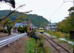 Serie 115 - die Bahn am heiligen Berg Yahikosan: Ankunft eines Zweiwagenzuges (KUMOHA 115-501 und KUMOHA 114-501) im Schreingelände in der Nähe von Niigata in Nordwest-Japan.