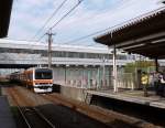 Serie 209-500: Einfahrt eines Zuges der Musashino-Linie (äussere Ringlinie um Tokyo) in Minami Koshigaya; Frontwagen KUHA 209-514.