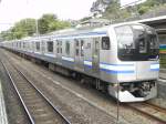 Series E217 Triebwagen im Bahnhof von Kita-Kamakura als Local der Yokosuka Line von Kurihama nach Ofuna.