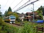 Tokyo S-Bahn, Serie 233: Der Zug mit Steuerwagen KUHA 233-63 in Ôme am Stadtrand von Tokyo.