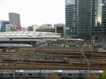 Der Hokuriku-Shinkansen am Tokyo Hauptbahnhof: In der Bildmitte wartet ein Zug des Hokuriku-Shinkansen.