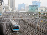 Ausfahrt einer S-Bahn in Tokio aus dem Bahnhof Tamachi am 05.4.2015