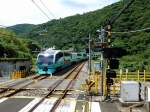 JR Serie 251: Der Panorama-Intercityzug auf die Izu Halbinsel fährt in Izu Ôkawa ein. Zug 251-3, an der Spitze die beiden Luxuswagen KU RO 250-3 (Steuerwagen) und SA RO 251-3 (unmotorisierter Zwischenwagen), dann kommen die Wagen der Normalklasse (MO HA 250-3, MO HA 251-3 mit Pantograph und weitere). 22.Juni 2011. 