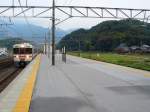 Serie 313: An der Tôkaidô-Stammlinie fährt ein Vierwagenzug mit Zweiwagen-Zusatzmodul an der Spitze in Ômi Nagaoka ein.