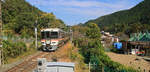 An der Iida Linie in Zentraljapan: Ein Intercityzug der Iida Linie (Zug 373-6) verlässt die Station Yuya Onsen mit seinen heissen Quellen.