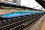 Der Hokkaid-Shinkansen (Erffnung Mrz 2016) benutzt gleichartige Zge wie der Thoku-Shinkansen; so werden die E5 von JR-Ostjapan und die H5 von JR-Hokkaid durchgehend zwischen Tokyo und Hakodate auf Hokkaid verkehren. Die Hchstgeschwindigkeit dieser Zge ist auf der JR-Ostjapan-Strecke (bis Aomori) 320 km/h, auf der JR-Hokkaid-Strecke 260 km/h. Der erste H5-Zug wurde am 13.Oktober 2014 per Schiff auf die Insel Hokkaid gebracht. Seine erste Durchfahrt durch den Seikan-Tunnel erfolgte am 6.Dezember 2014. Im Bild steht am 30.Mrz 2015 ein Zug E5 (Nr. 23), so wie er bald nach Hokkaid fahren wird, in Utsunomiya; die Zge H5 sind gleichartiger Bauweise. 