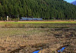 Zwei Zweistrom-Zweiwagenzüge Serie 521 auf der Hauptlinie dem Japanischen Meer entlang nach Norden, bei Yuno-o. Hier wird bald die neue Strecke des Hochgeschwindigkeitszugs (Shinkansen) fertig, und die alte Linie wird dann nur noch ganz wenige Züge sehen. 5.November 2018    HOKURIKU HAUPTLINIE 