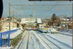 Serie 701 des Bezirks Morioka: Die Station Takizawa leuchtet in den Strahlen der Morgensonne; am Bahnsteig steht Zug 701-1008.