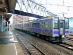 Serie 701 des Bezirks Morioka: Zug 701-1004 (heute Aoi Mori-Bahn 701-5) in Aomori, 8.Juli 2010.