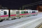 Serie 701 des Bezirks Akita: Der unmotorisierte Steuerwagen KUHA700-35 (クハ700-35) des Zweiwagenzugs 701-35. Hirosaki, 12.Februar 2013. 