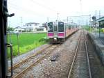 Serie 701 des Bezirks Akita - auf der alten Haupttransversale Tokyo-Yamagata-Akita: Kreuzung mit Zug 701-37 in Shimo Yuzawa, 10.Juli 2010. 