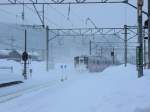 Serie 701 des Bezirks Akita: Zwei blaue Büschel sind am Ende des Bahnsteigs von Ôwani Onsen aufgestellt; so weiss der Wagenführer auch im Schnee genau, wo er anzuhalten hat.