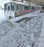 Serie 701 des Bezirks Akita - Vorsicht, Sturzgefahr! Ja nicht auf den Zug (701-21) schauen, sondern auf die Füsse! Hirosaki, 11.Februar 2013.