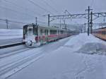 Serie 701 des Bezirks Akita - durchs Gebirge von Akita nach Aomori: Ausfahrt der beiden Züge 701-17 und 701-25 aus Ôwani Onsen, 11.Februar 2013. 