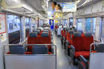 JR Kyûshû Serie 813: Blick ins Innere des Zuges 813 Nr.215 mit seinen (für einen S-Bahnzug) bequemen Sitzreihen mit umlegbaren Rückenlehnen. 10.Oktober 2015  