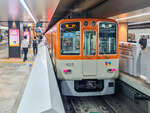 Zug 8215 des Hanshin Denki Tetsudō Konzerns mit einem Expresszug nach Nishinomiya in   Osaka-Umeda, 30.04.2024.