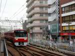 Zweiglinien des Keikyû-Konzerns - die Daishi-Linie: Einfahrt des Vierwagenzugs 1505 in den Bahnhof (Keikyû)-Kawasaki.