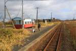 Die Hanasaki-Linie, Asiens östlichste Bahnlinie: Knapp 6 km vor der Endstation Nemuro befindet sich die Haltestelle Hanasaki, die der Linie den Namen gegeben hat - eigentlich ein passender Name, bedeuten die Schriftzeichen des Namens doch  Ort, wo die Blumen blühen . Der Bahnhof besteht aus einem alten Güterzugbegleitwagen. Am verlorenen Bahnsteig steht ein einsamer Eisenbahnfotograf, wie man in Japan viele sieht; einsteigen will er nicht, denn er ist wohl mit dem Auto unterwegs. März 2016 wird die Haltestelle aufgehoben. 26.Oktober 2015.  