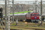 JR East E-Lok EF81-80 mit Schlafwagen der Nachtzug  CASSIOPEIA , am 11.06.2022, Oku Wagendepot.