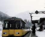 Die Aizu-Bahn: In Yunokami Onsen wartet am 10.Mrz 2001 eine Komposition mit AT 151 an der Spitze; mchtige Eiszapfen am Bahnhof drohen den Aussteigenden.