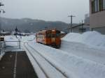 Akita Nairiku-Bahn, Nordabschnitt: Einfahrt des Wagens 8803 in Ani Maeda, 14.Februar 2013. 