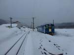 Akita Nairiku-Bahn, die 1963 erffnete Verlngerung des Nordabschnitts: Die 13 km Steilrampe von Aniai bis zum Bergdorf Hitachinai sind relativ neuen Datums; hier steht der dunkelblaue Wagen 8805 in Hitachinai, 14.Februar 2013. Der Ortsname  Hitachinai  (mit seiner typischen Endung  nai  = sumpfiges Gebiet) ist eindeutig nicht japanisch und spiegelt die Tatsache, dass diese Gegend vom nordostasiatischen Volk der Ainu besiedelt war. 