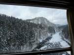 Akita Nairiku-Bahn, die 1963 erffnete Verlngerung des Nordabschnitts: Blick aus dem Fenster des Wagens 8805 bei der Ueberquerung des Flusses oberhalb Kayakusa, 14.Februar 2013. 