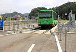 Die Asa Kaigan Bahn: Das grüne Fahrzeug ist vom Regionalmuseum zur Bahnstrecke in Awa Kainan gekommen und setzt sich nun auf die Schienen. 17.April 2023 