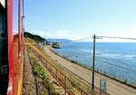 Auf der Dônan Isaribi-Bahn (auch Englisch angeschrieben als  South Hokkaido Railway , was aber keine Uebersetzung des japanischen Namens ist) in typischer Landschaft mit einem Fischerdorf bei