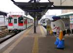 Matsu-ura-Bahn: Der Ausgangspunkt der Bahn am Bahnhof Sasebo mit den Wagen 619 und 605.