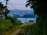 Matsuura-Bahn: Nachdem der Zug von der düsteren Westküste an die Nordküste gelangt ist geht es den kleinen Buchten entlang, mal ein Fischerdorf, mal riesige Elektrizitätswerke, mal