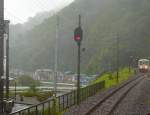 Die Sanriku-Bahn: Einfahrt von Wagen 102 (Serie 101-110 von 1984/85) in Tanohata. Die Häuser im Hintergrund wurden alle vom Tsunami zermalmt und dann ins Meer hinausgesogen. 24.August 2008.  