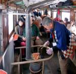 Tsugaru-Bahn, die Wagen mit Ofenheizung: Reise im Wagen O-HA-FU 33 1; bald gibt's gebratenen Tintenfisch. 11.Februar 2013.  