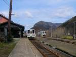 Grunddaten der Wakasa-Bahn: Diese kleine Linie (1067mm-Spur) im Hinterland der Stadt Tottori am Japanischen Meer ins Dorf Wakasa ist 19,2 km lang. Die meisten Zge fahren heute ber die JR bis Tottori durch (Gesamtlnge der Fahrt: 29,5 km). 1981 wurde die Stilllegung der Wakasa-Linie der alten Staatsbahn beschlossen, doch konnte sie 1987 in eine eigene Gesellschaft berfhrt werden; heute besitzt die Bahn 4 Triebwagen und das Personal, Gebude und Gleisanlagen gehren den Kommunen.  Im Bild: Triebwagen  Kirschblte 1  und  Kirschblte 3  an der Endstation Wakasa, 28. Februar 2009. 