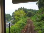 Die Yuri Kôgen-Bahn: Im Sommer ist die Landschaft in schwere Regenwolken gehüllt, die die Bäume wuchern und den Bambus üppig grün leuchten lassen. Auf der Strecke vor Ayukawa, 10.Juli 2010. 