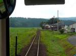 Die Yuri Kôgen-Bahn: Einsam im trüben Sommerlicht stehen die kleinen Stationen in der dünn besiedelten Landschaft. Nishi Takisawa, 10.Juli 2010. 