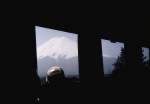 Die Fujiky-Bahn: Fahrt im Mittelwagen des Panoramazugs. Der Fuji ist jetzt voll in Sicht, nachdem man ihn schon lange auf dem Monitor geniessen konnte. Bei Mitsutge, 2.April 2002.  