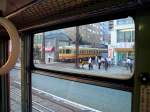 Iyo-Bahn auf der Insel Shikoku: Die Kreuzung mit der Iyo-Bahn von der Matsuyama Strassenbahn aus gesehen. Iyo-Bahn Zug 715, 17.September 2009. 