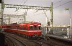 Die Fahrzeuge des Keihin Kyûkô-Konzerns, Serie 1000 Erste Generation: Ein Zug geführt von Wagen 1079 (aus dem 1970er Jahren) in Tokyo-Shinagawa, 15.Februar 1980.