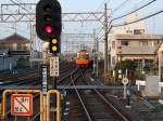 Der Kintetsu-Konzern - die Ueberholung (3): Ein Intercity (japanisch  Sonder-Schnellzug ) des Typs 22000 braust vorbei. Ise Wakamatsu, 26.Februar 2009.