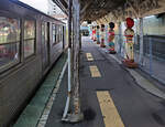 Ôwani-Linie, eine kleine Bahn vor dem Ende: In der nordwestjapanischen Stadt Hirosaki wartet Zug 7039-7040 auf Abfahrt nach Ôwani.