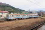 Ôwani-Linie, eine kleine Bahn vor dem Ende. Zug 7031-7032 in Ôwani, berühmt für seine heissen Quellen. Der Zug hat eine Aufmachung, die an Backsteinhallen (eine seltene Bauweise in Japan; heute Museum für Moderne Kunst) in Hirosaki erinnert. 11.November 2024 